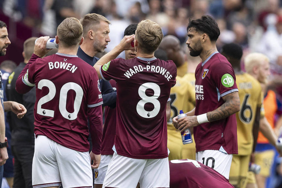 浙江男篮以55-54战胜深圳男篮，约翰逊和兰道夫贡献关键得分，浙江内线优势明显，深圳末节发力缩小分差，但最终惜败。