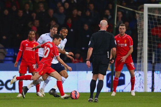 邹市明从奥运冠军到创业失败，经历挫折与反思，展现人生选择与责任的复杂性。